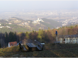 Blick von der Rosalia hinab auf die Burg Forchtenstein