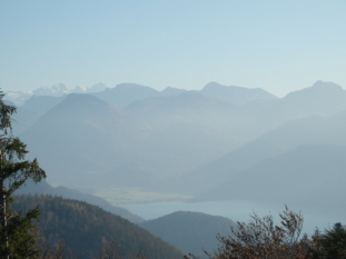 Blick vom Almkogel auf den Wolfgangsee - im Hintergrund lugt der Dachstein hervor