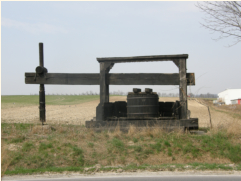 Groe alte Weinpresse am Ortsrand von Wolkersdorf