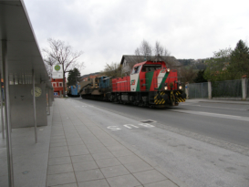 Bahn in Weiz mitten auf der Fahrbahn auf dem Weg zu den Elin-Werken