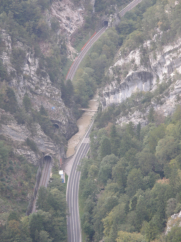 Blick von einem Aussichtsfels am Abstieg nach Moutiers ins enge Tal der Birse