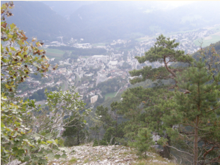 Blick auf Moutiers beim Abstieg vom Mont Raimeux