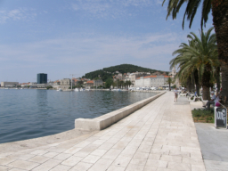 Kai im Zentrum von Split - im Hintergrund Marjan samt Telegrin
