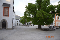 Innenhof der Feste Hohensalzburg mit typischer Gerichtslinde 