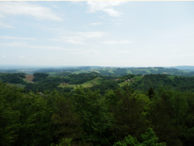 Blick von der Kreuzbergwarte hinein in die umliegende Windische Buehel