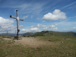 Gipfelkreuz am Tschiernock - im Hintergrund viele weitere Nockberge