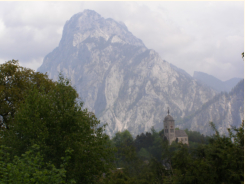 Traunstein in Großaufnahme - im Vordergrund die Kirche von Traunkirchen