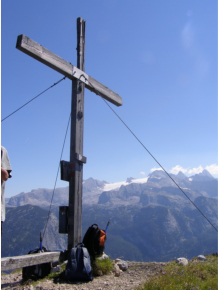 Gipfelkreuz am Plassen mit Dachstein im Hintergrund