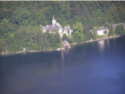 Schloss Grub im Zoom vom Rudolfsturm aus aufgenommen