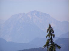 Gezoomter Blick vom Plassen auf das Tennengebirge