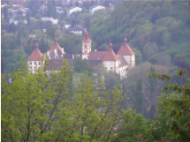 Blick auf Schloss Eggenberg beim Abstieg von der Hubertushhe
