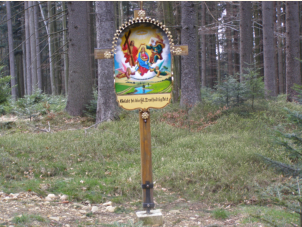 Modernes Wegkreuz im Kobernauerwald