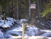 Immer wieder Hinweistafeln auf die Staatsgrenze aus einer bereits vergangenen ra
