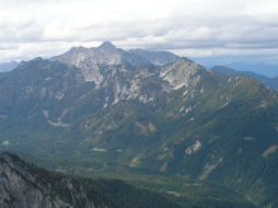 Blick auf den Hexenturm und umliegende Berge der Haller Mauern