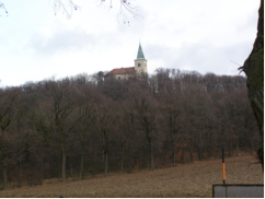 Blick auf den Karnabrunner Kirchberg samt Wallfahrtskirche